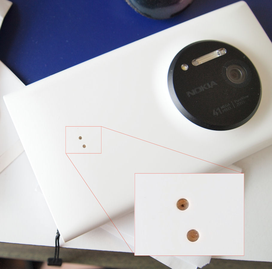 Nokia Lumia 1020 external power connector (inset)